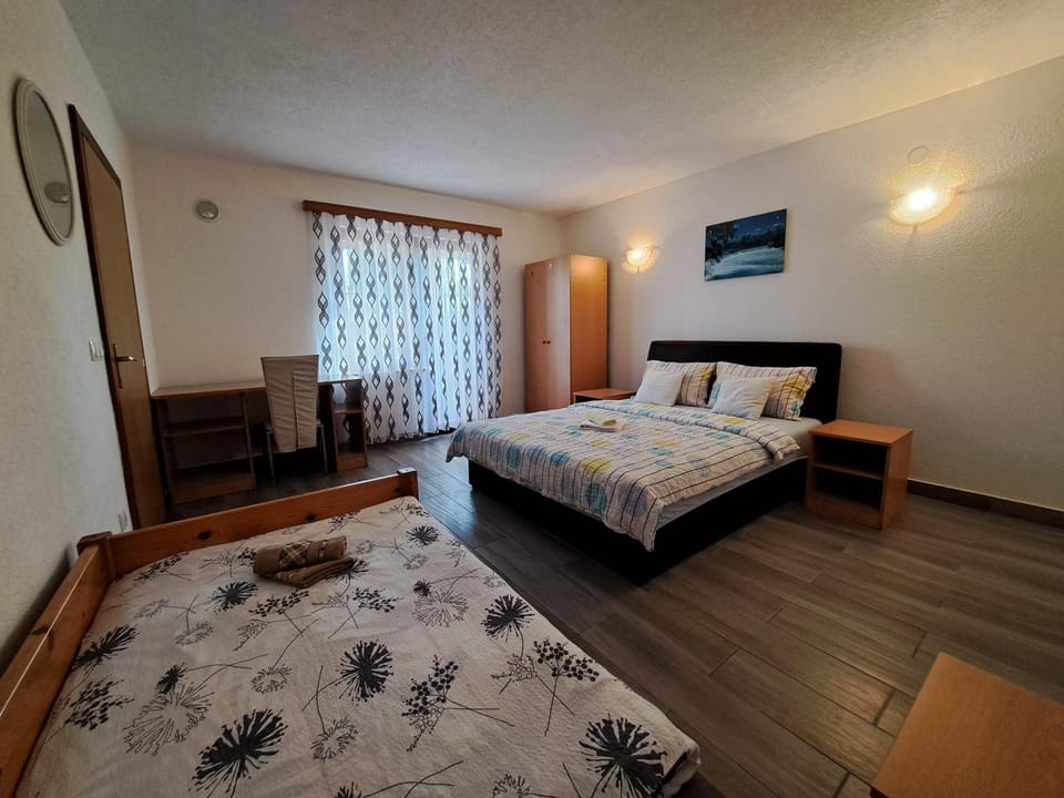 Staff, Bed, TV and multimedia, Bedroom
