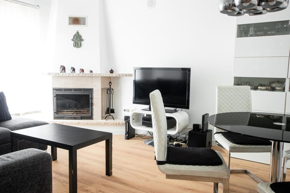 Communal lounge/ TV room, TV and multimedia, Living room, Seating area, flat iron