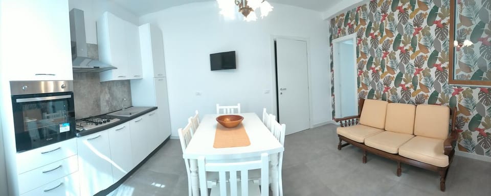 Kitchen or kitchenette, Seating area, Dining area