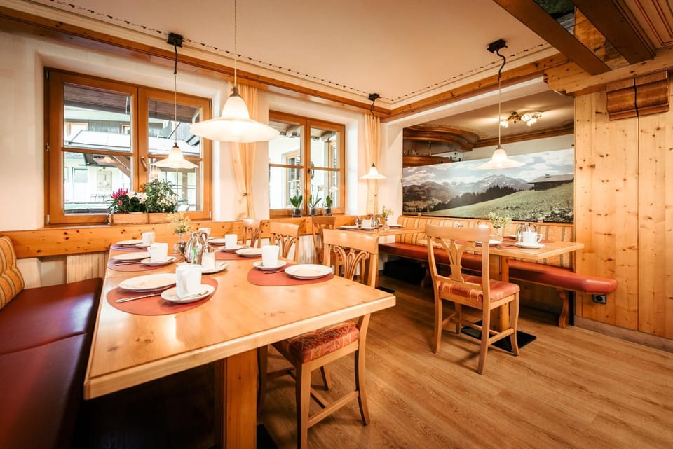 Restaurant/places to eat, Seating area, Breakfast