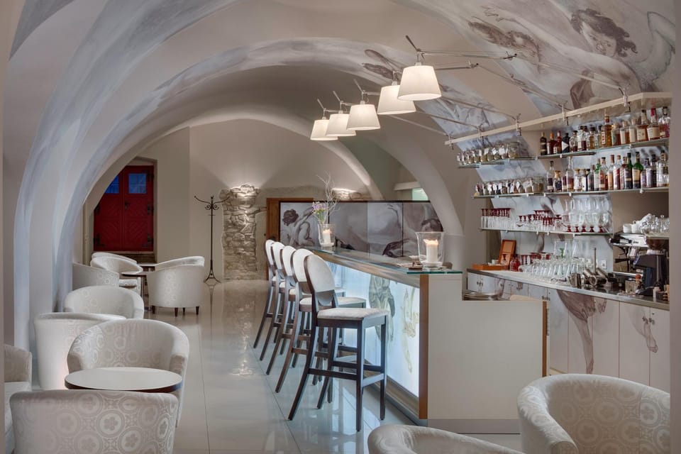 Restaurant/places to eat, Restaurant/places to eat, Lounge or bar