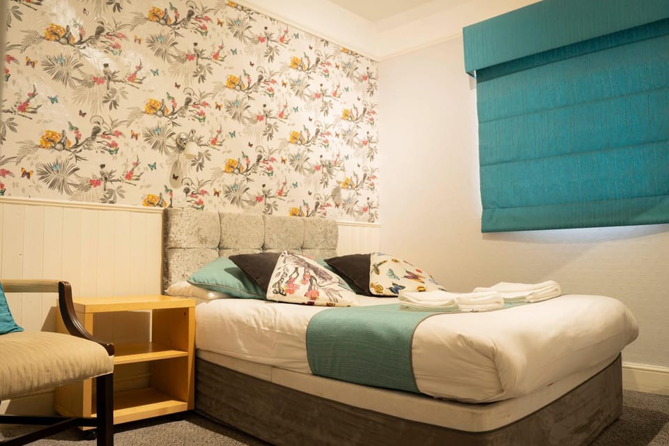 Gatwick Turret Guest House Bed and Breakfast in Horley