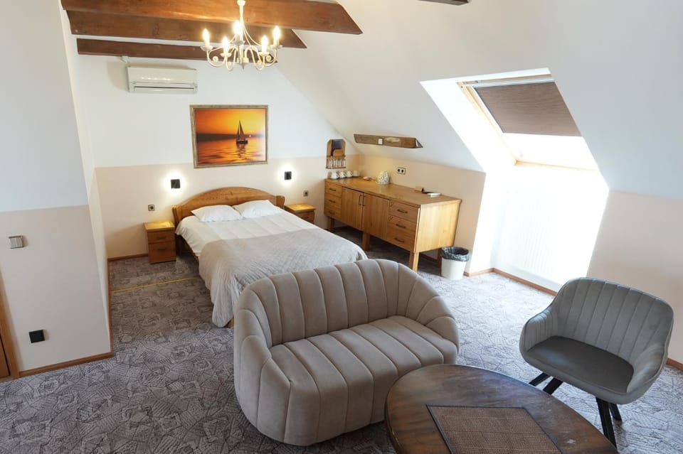 Bed, TV and multimedia, Living room, Seating area, internet, air conditioner