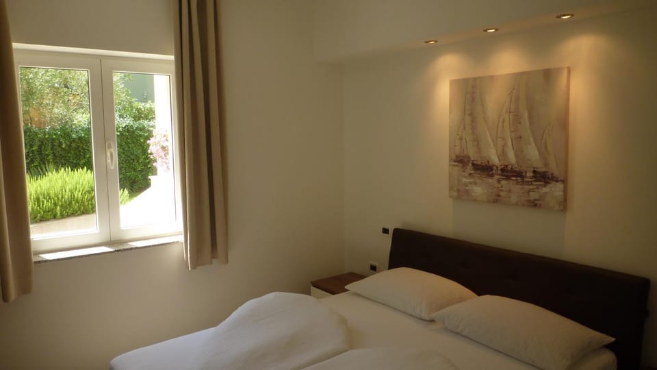 Photo of the whole room, Decorative detail