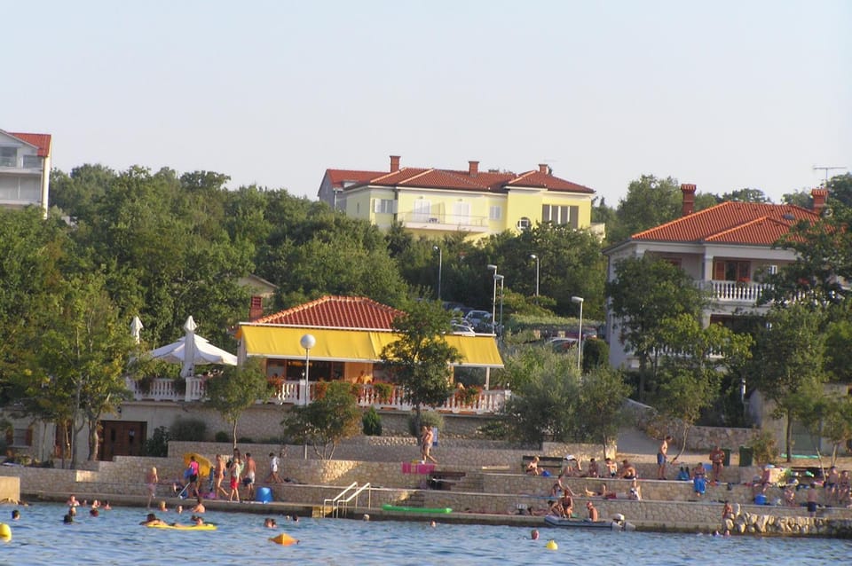 Restaurant/places to eat, Neighbourhood, Beach