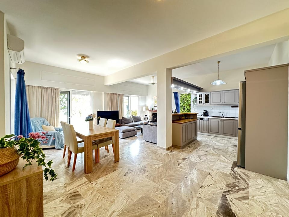 Living room, Seating area, Dining area