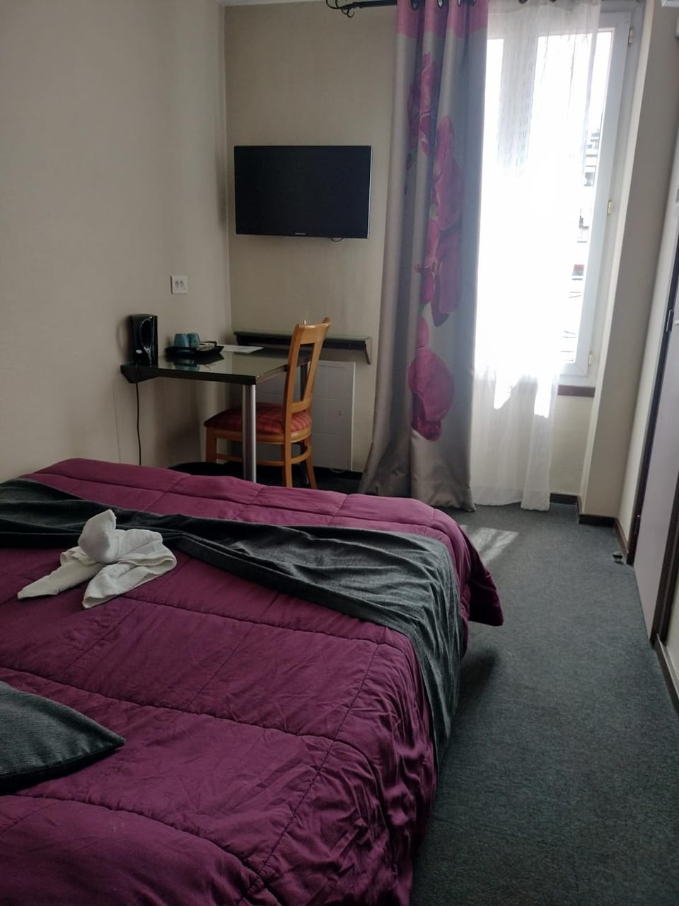 Bed, TV and multimedia, Photo of the whole room, Bedroom