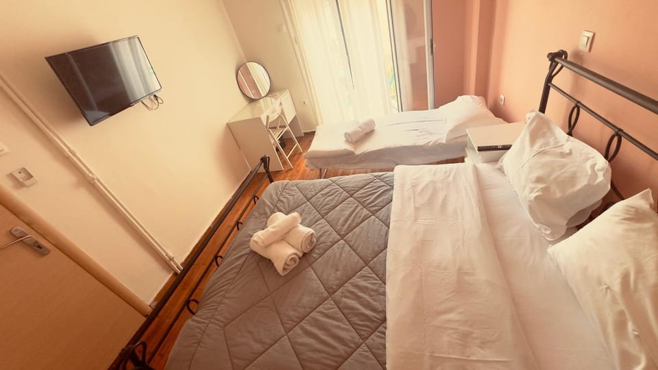 Bed, TV and multimedia, Photo of the whole room, Bedroom, towels, air conditioner