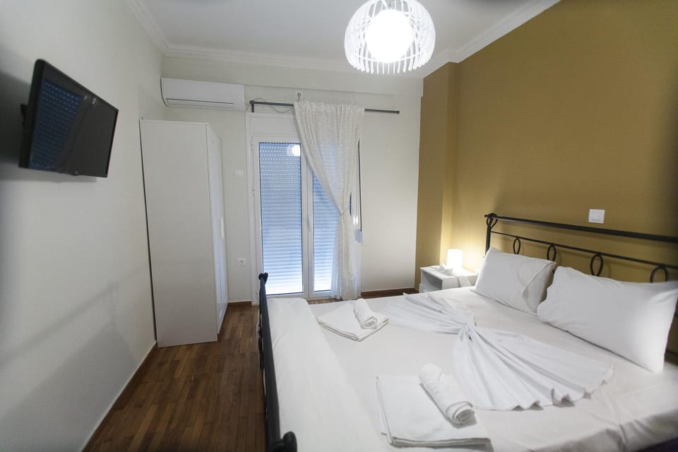 Staff, Bed, young children, older children, group of guests, bunk bed, Family