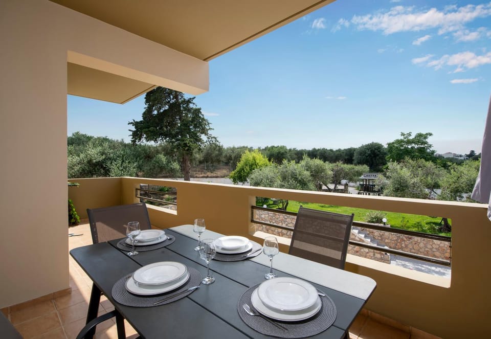 View (from property/room), Balcony/Terrace, Dining area