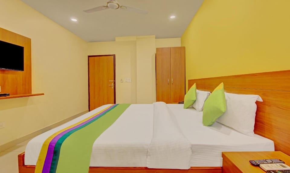Bed, TV and multimedia, Photo of the whole room, Bedroom, wardrobe