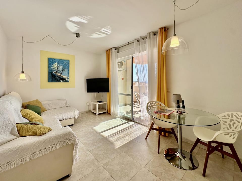 TV and multimedia, Seating area, Dining area