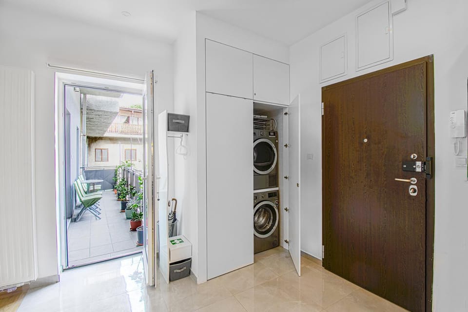 Balcony/Terrace, Inner courtyard view, laundry, washing machine, dryer