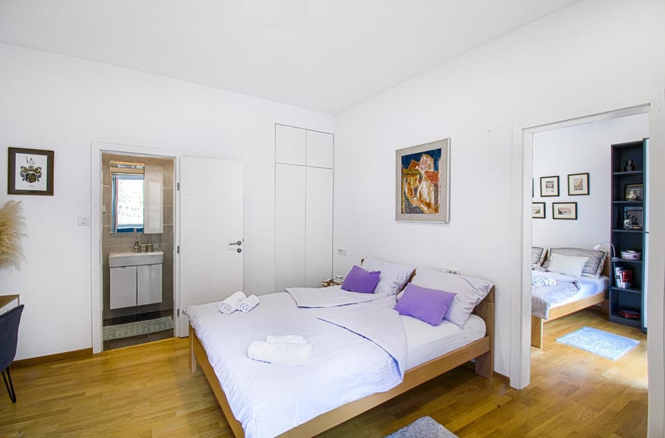 Bed, Bathroom, Bedroom, wardrobe