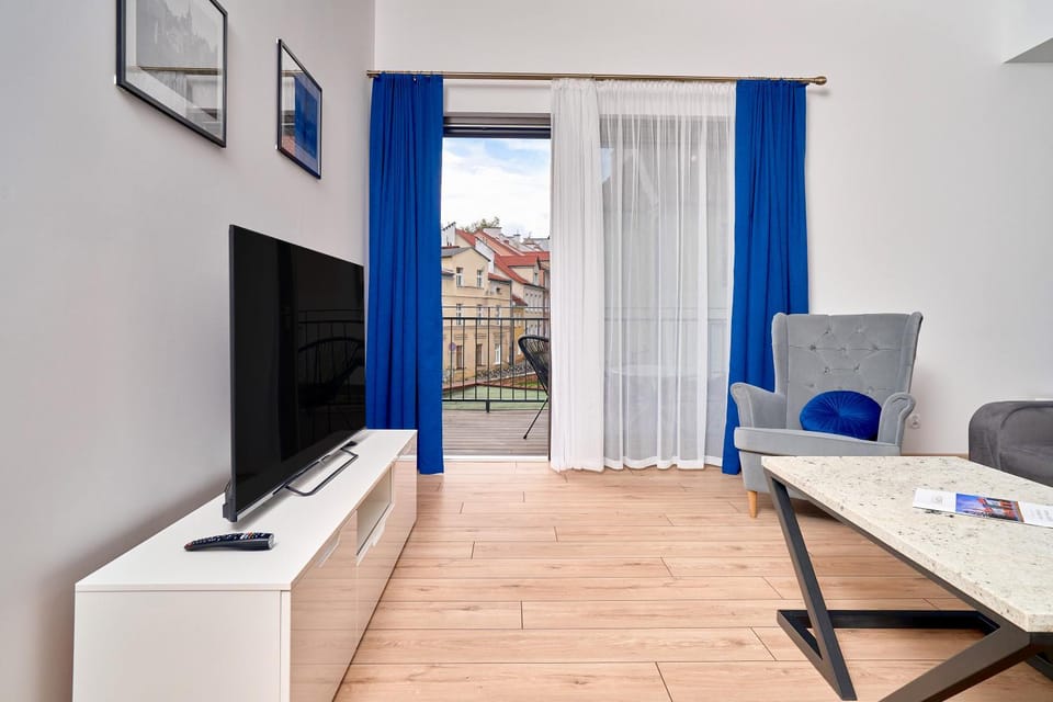 Communal lounge/ TV room, TV and multimedia, Living room, Seating area, hair dresser