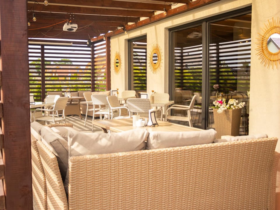 Patio, Restaurant/places to eat, Day, Banquet/Function facilities, Internal: Not applicable to any particular room