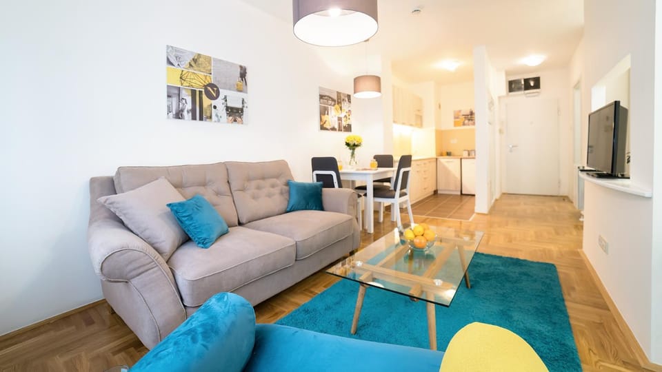 Coffee/tea facilities, Kitchen or kitchenette, Living room