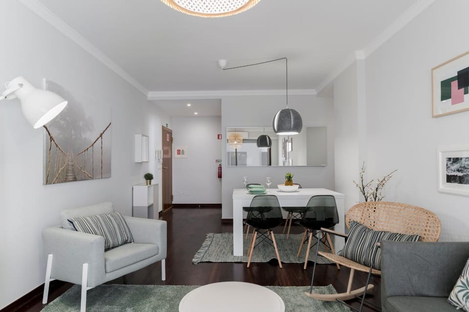 TV and multimedia, Living room, Decorative detail, Dining area, Area and facilities