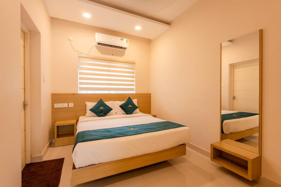 Bed, Photo of the whole room, wardrobe, air conditioner