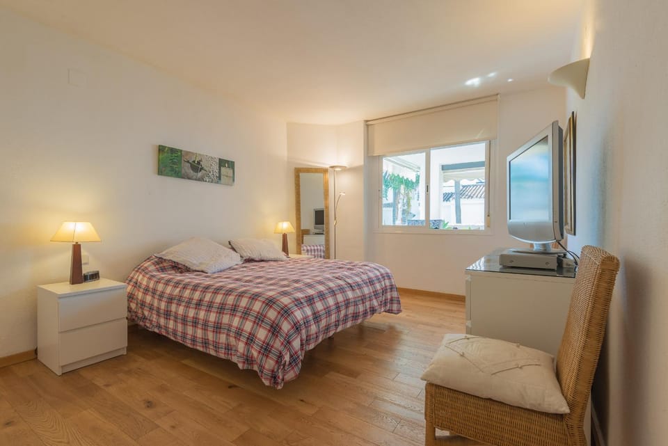 Patio, Bed, Day, Summer, Garden, TV and multimedia, Balcony/Terrace, Photo of the whole room, Bedroom, On site, Garden view, Pool view, cot