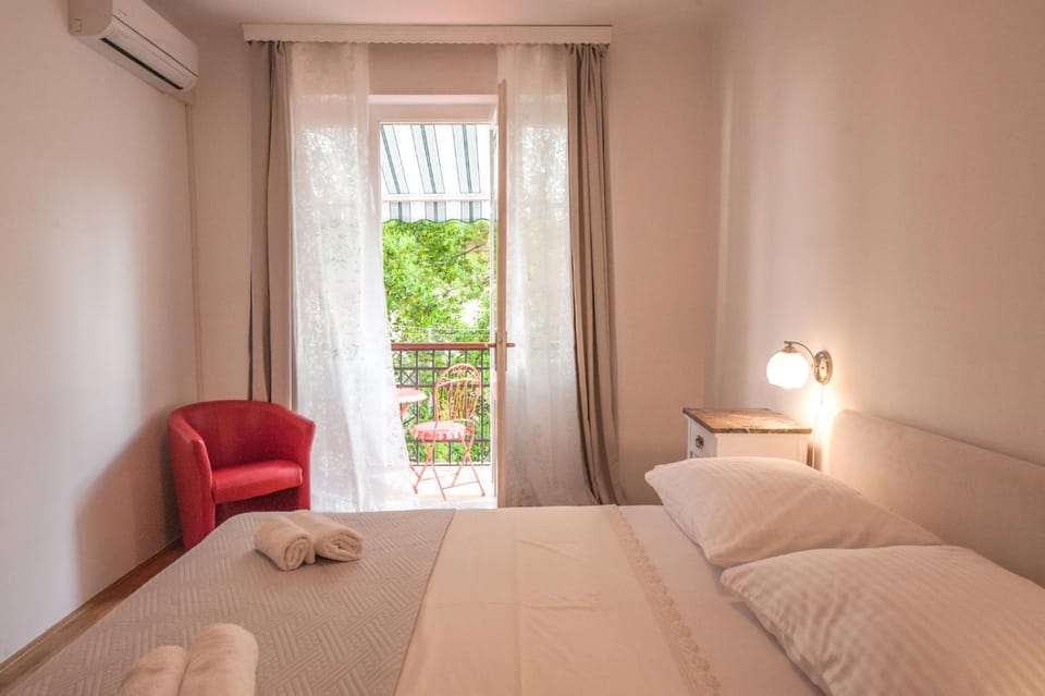 Bed, Day, Summer, Balcony/Terrace, Decorative detail, Garden view