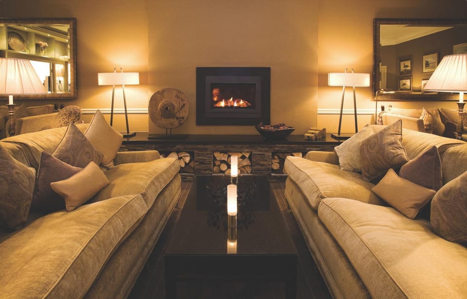 Lounge or bar, Lounge or bar, Seating area, flat iron