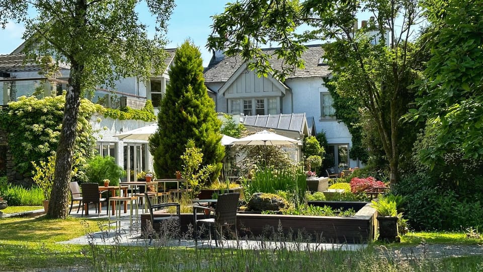 Property building, Patio, Day, Natural landscape, Garden, Garden view