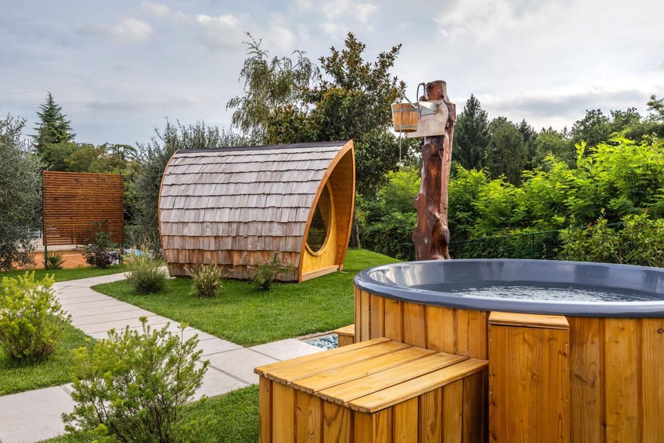 Property building, Natural landscape, Garden, Hot Tub, Sauna, Garden view