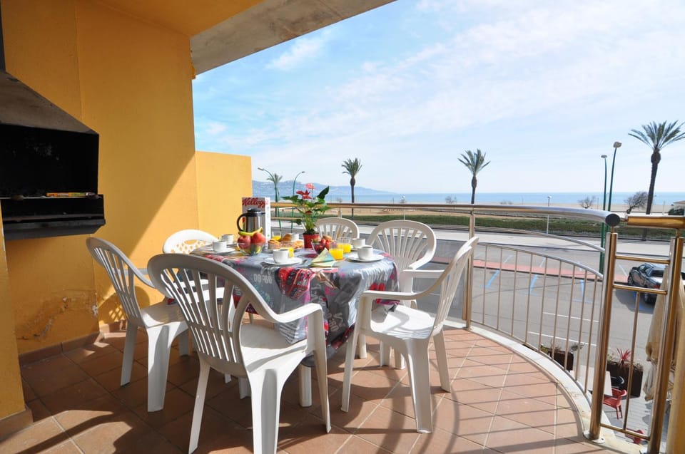 View (from property/room), Balcony/Terrace, Dining area, Beach, Sea view