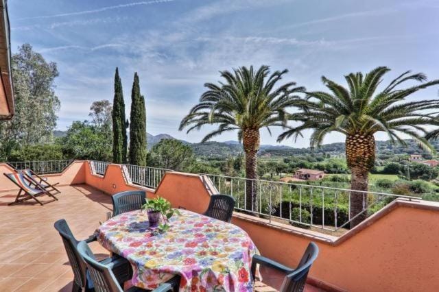 Property building, Balcony/Terrace, Living room