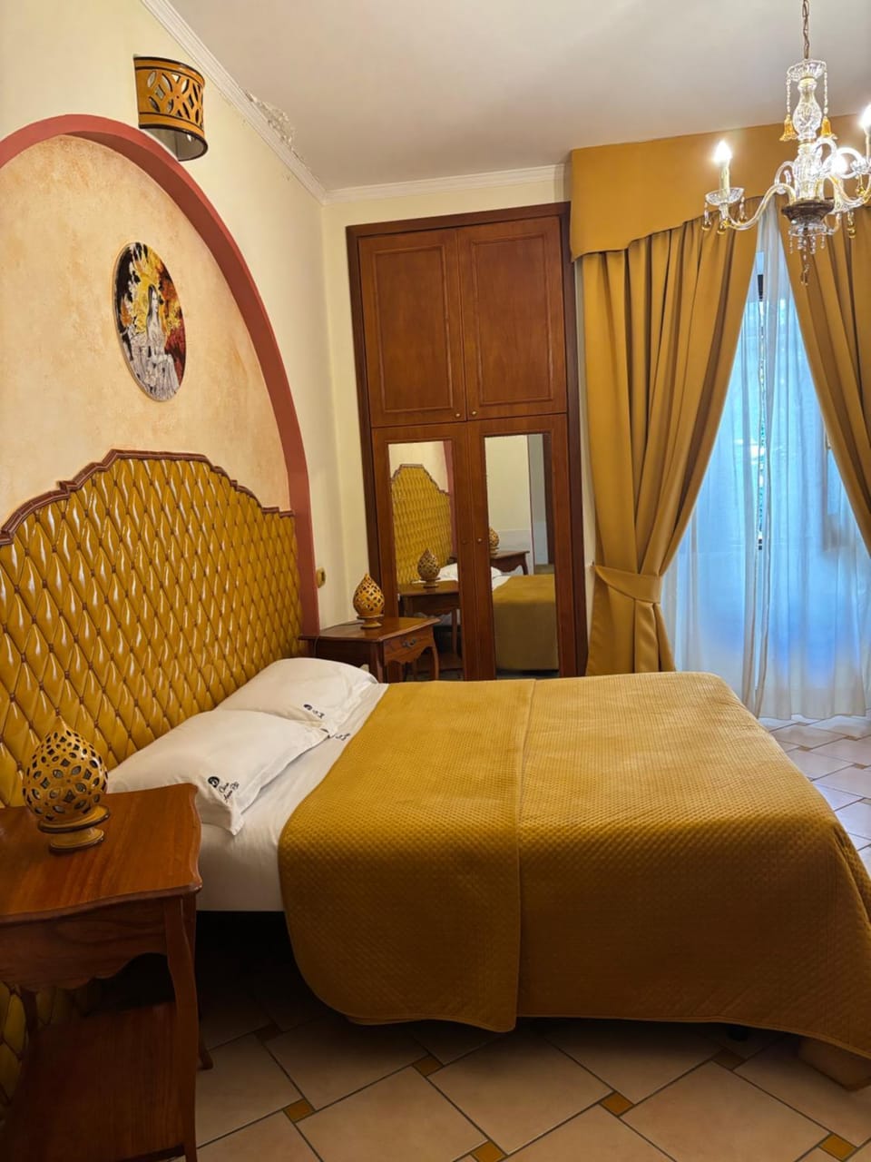 Bed, Living room, Photo of the whole room, Seating area, Bedroom
