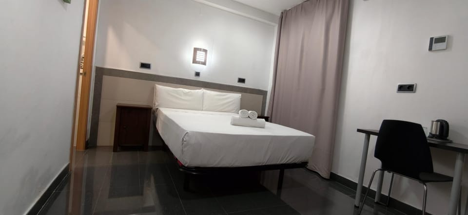Bed, Bathroom, Photo of the whole room, heating, internet, safe, towels, air conditioner