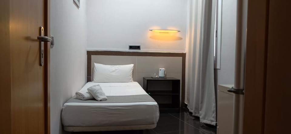 Bed, Photo of the whole room, Inner courtyard view, heating, internet, towels, air conditioner
