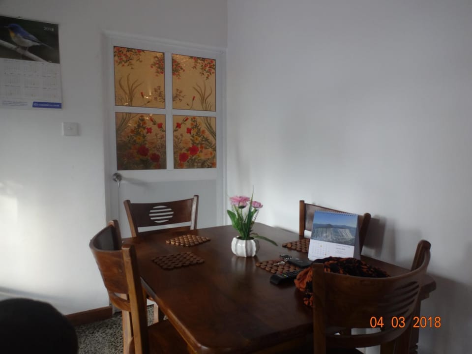 Seating area, Breakfast