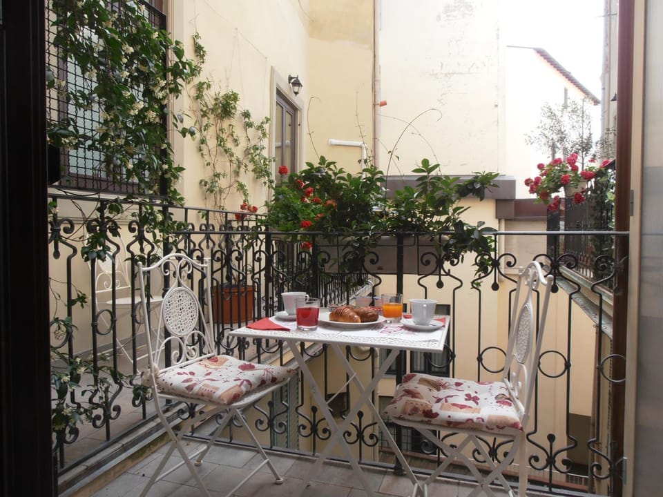 Restaurant/places to eat, Balcony/Terrace
