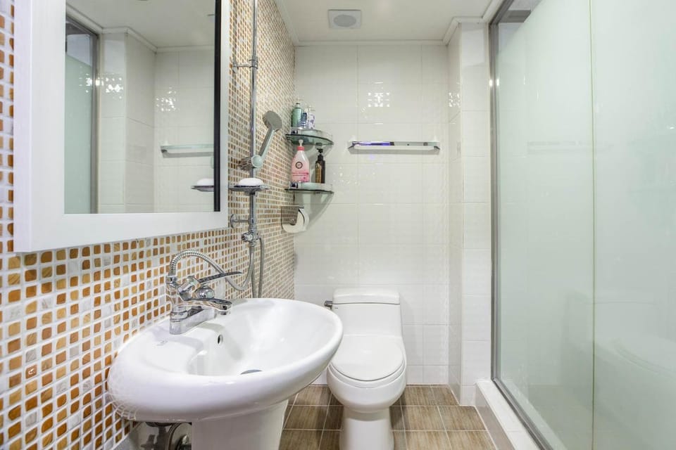 Shower, Toilet