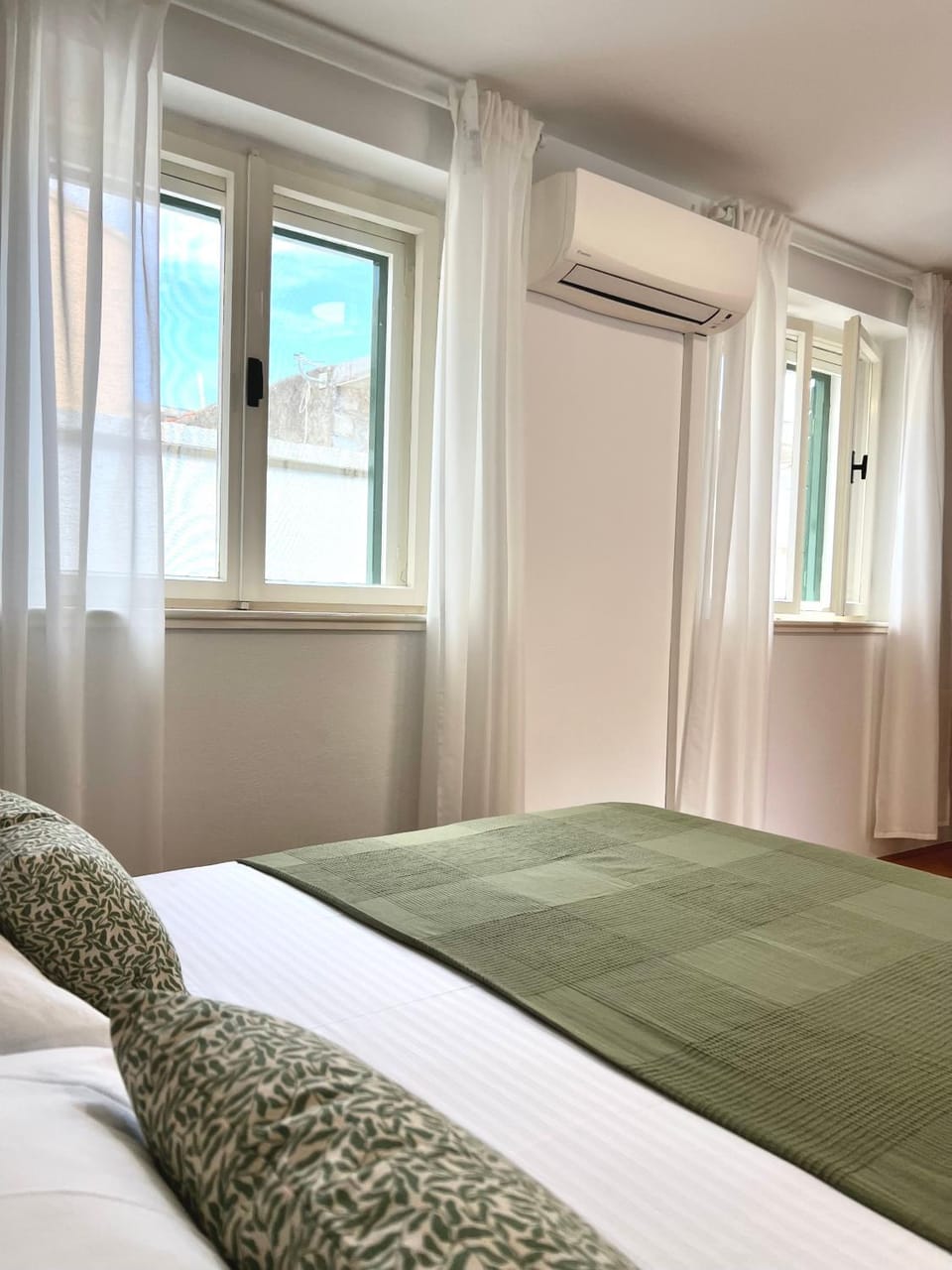Bed, Bedroom, air conditioner