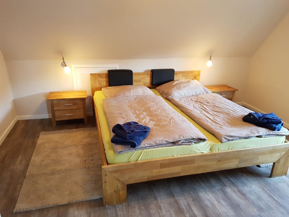 Bed, Bedroom, towels