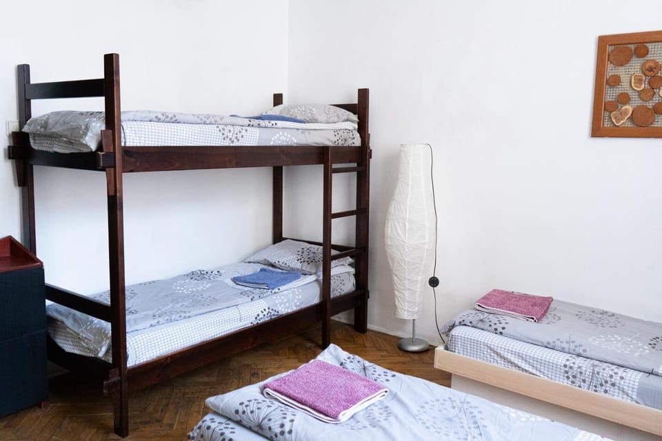 Bed, Photo of the whole room, bunk bed, towels