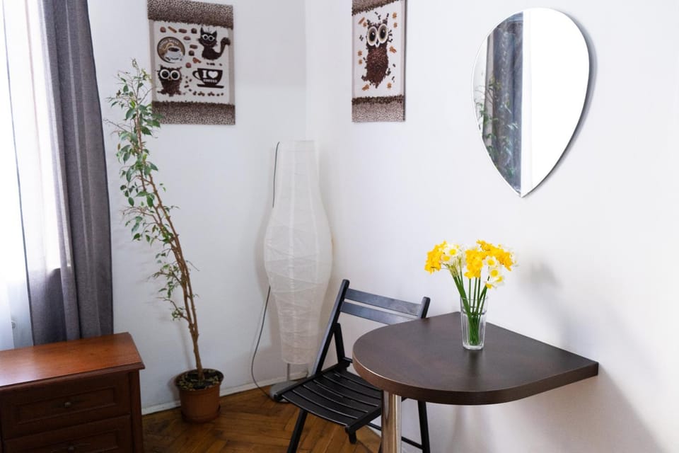 Photo of the whole room, Dining area