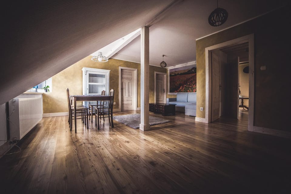 Photo of the whole room, Seating area