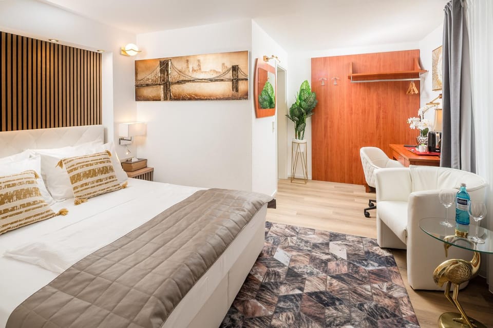 Photo of the whole room, Bedroom