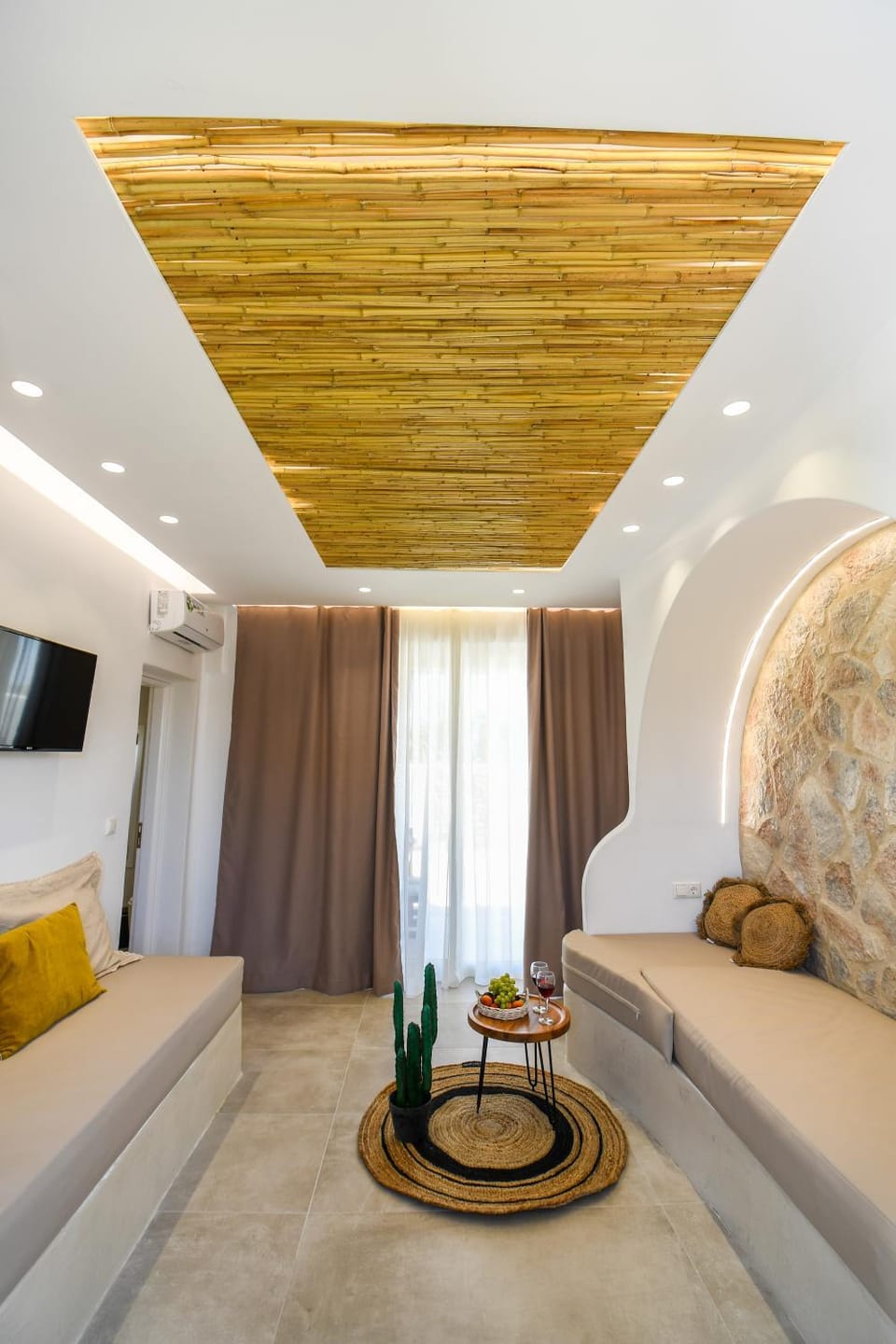 Bed, TV and multimedia, Living room, Photo of the whole room, Seating area, Bedroom, air conditioner