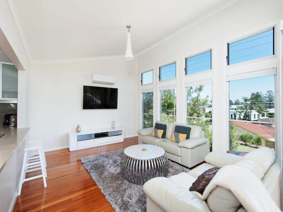 Communal lounge/ TV room, TV and multimedia, Living room, Seating area, Evening entertainment