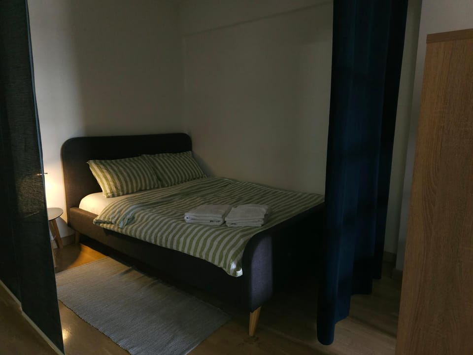 Bed, Photo of the whole room, towels