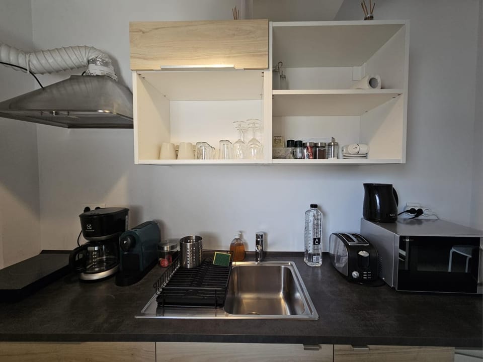 Coffee/tea facilities, Kitchen or kitchenette, microwave, stove, toaster
