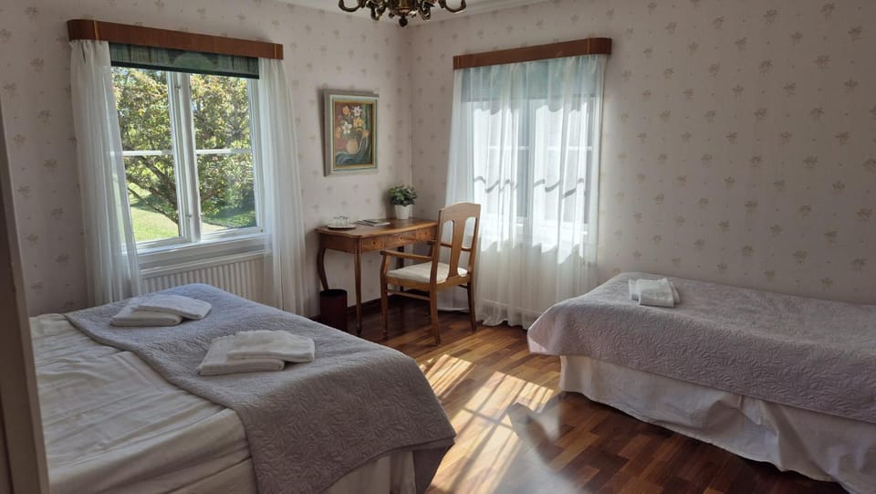 Photo of the whole room, Bedroom