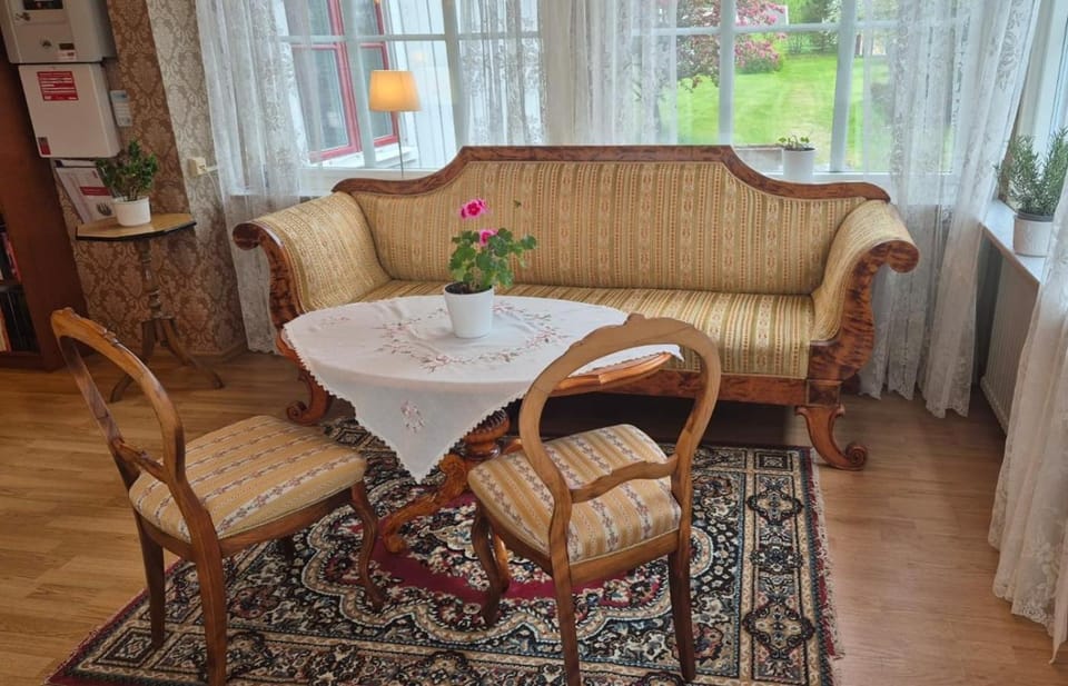 Library, Living room, Seating area