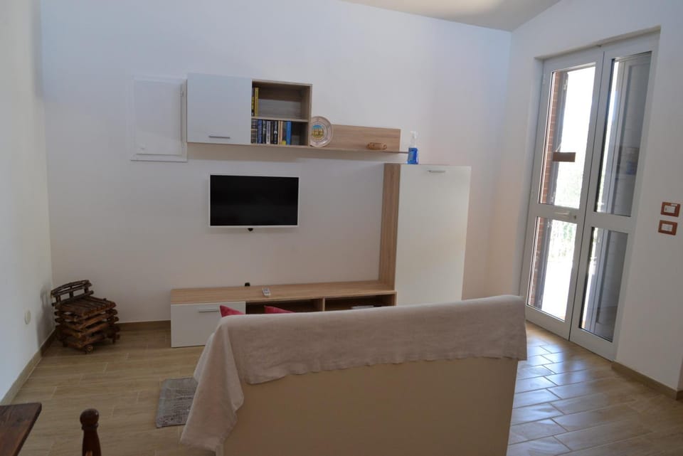 Communal lounge/ TV room, TV and multimedia, Living room, Seating area, Dining area