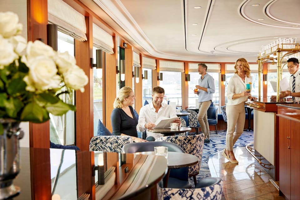 Staff, People, Lounge or bar